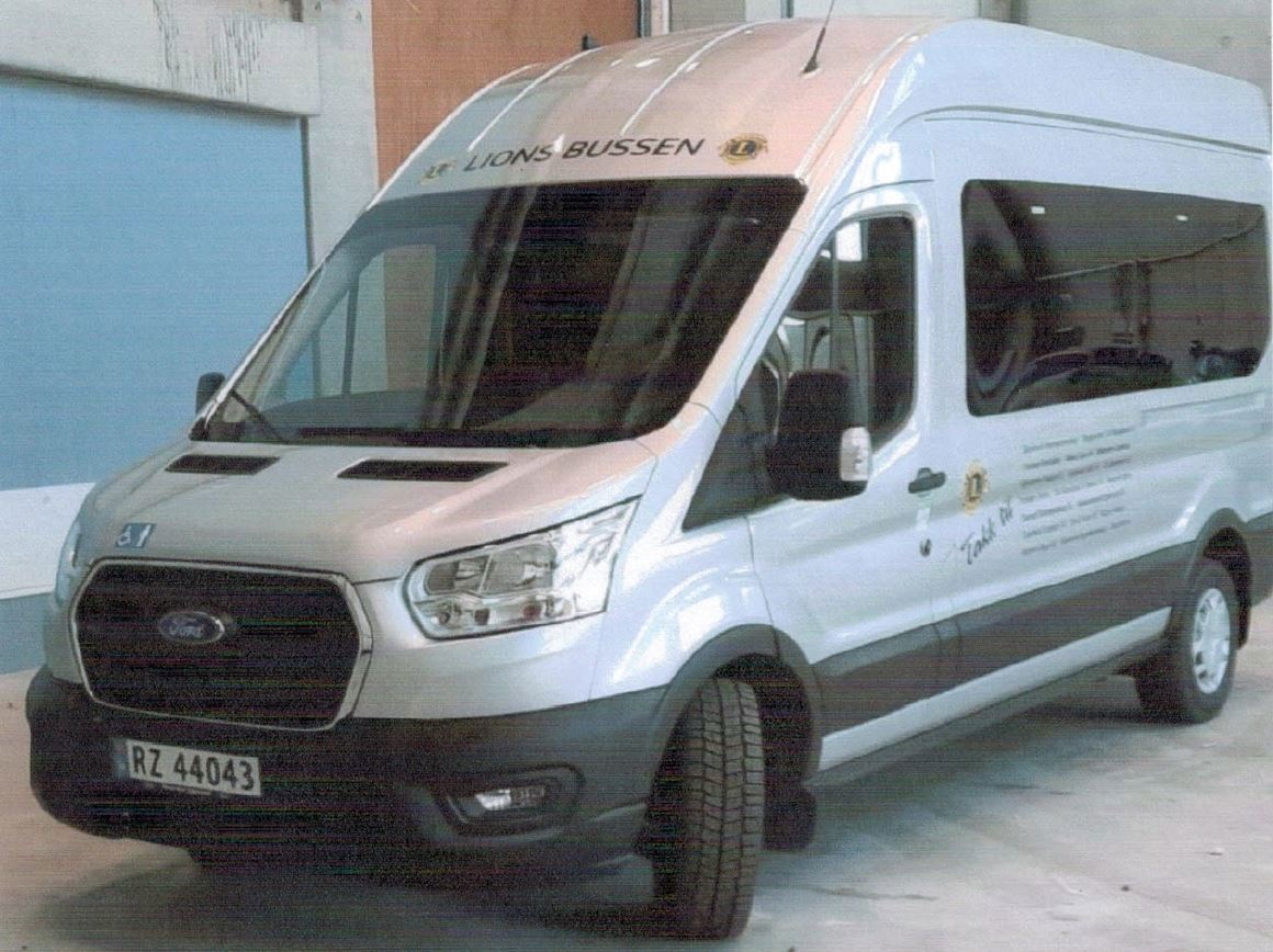 Lionsbussen levert til Bjerkreim omsorgssenter